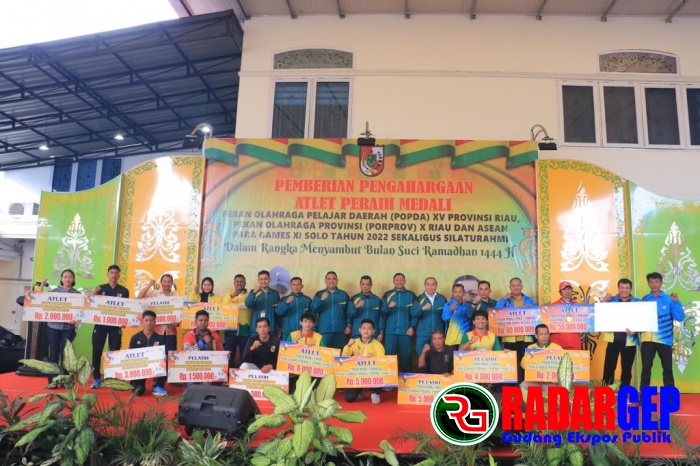 Pj Wali Kota Serahkan Bonus kepada 417 Atlet Berprestasi