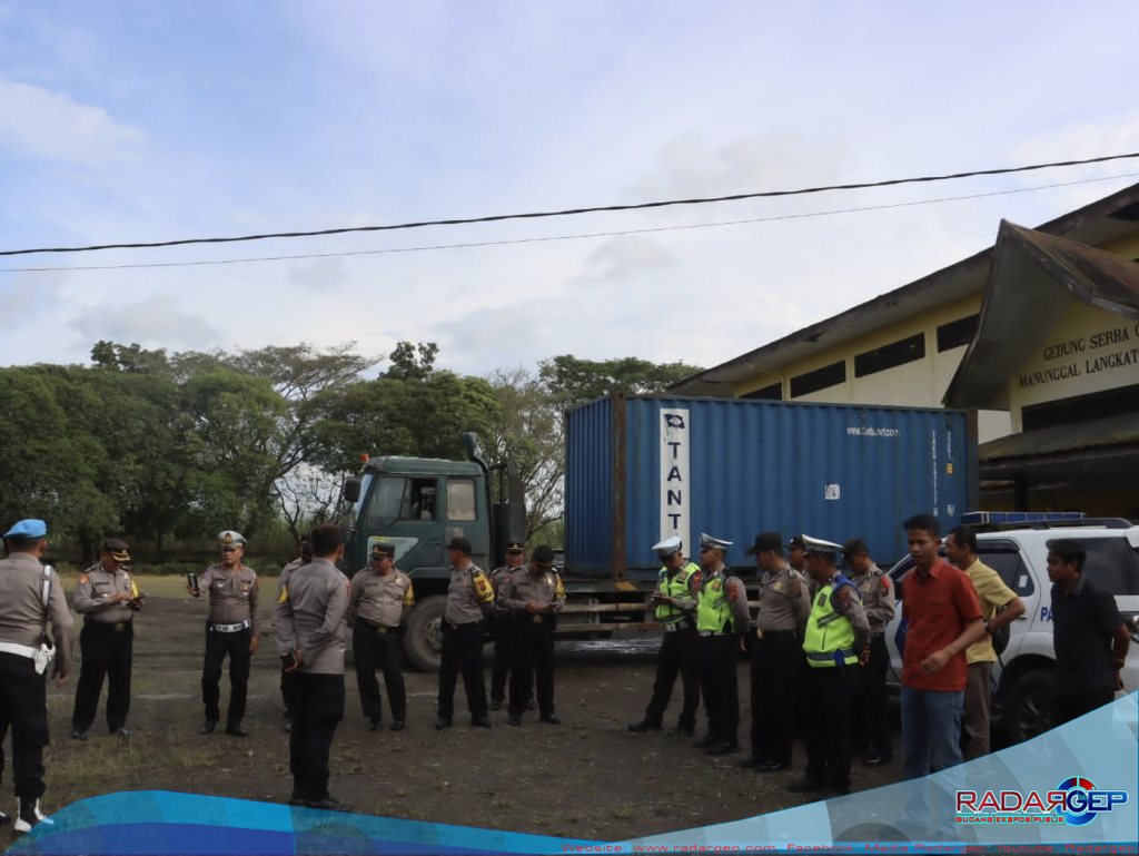 Polres Langkat Lakukan Pengamanan Pendistribusian Logistik Pemilu 2024 KPU Kabupaten Langkat