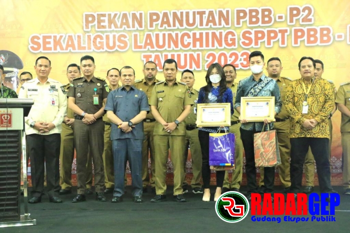 Pj Wali Kota Serahkan SPPT Kepada 15 Camat Dan Beri Penghargaan Ke Pembayar PBB Tertinggi