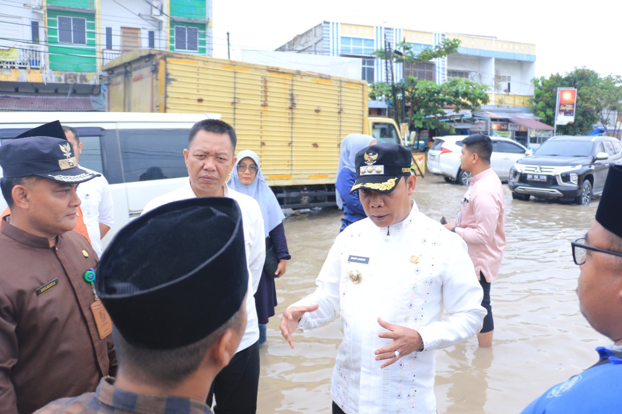 Pj Wali Kota Pekanbaru Tinjau Kondisi Banjir di Kawasan Sigunggung