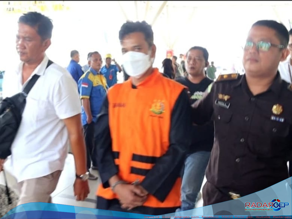 Berhasil Ditangkap, Tim Tabur Kejati Riau Menjemput Tersangka FA di Bandara SSK II Pekanbaru