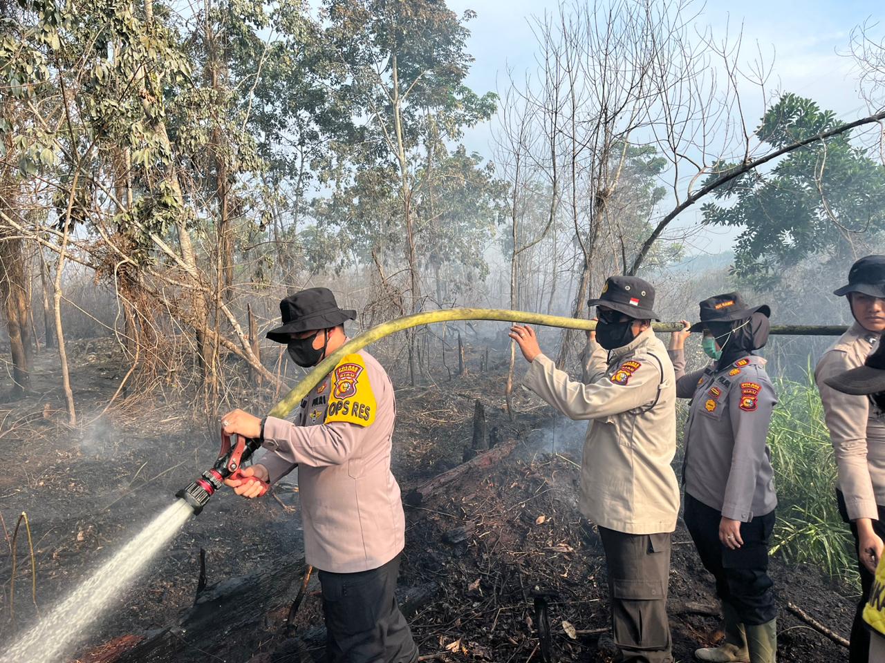 Kapolres Pelalawan Pimpin Langsung Pemadaman dan Pendinginan Karhutla di Pangkalan Kerinci