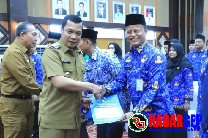 Serahkan SK PNS Dan Lantik Pejabat Fungsional, Pj Walikota Minta Gunakan Ilmu Bangun Negeri