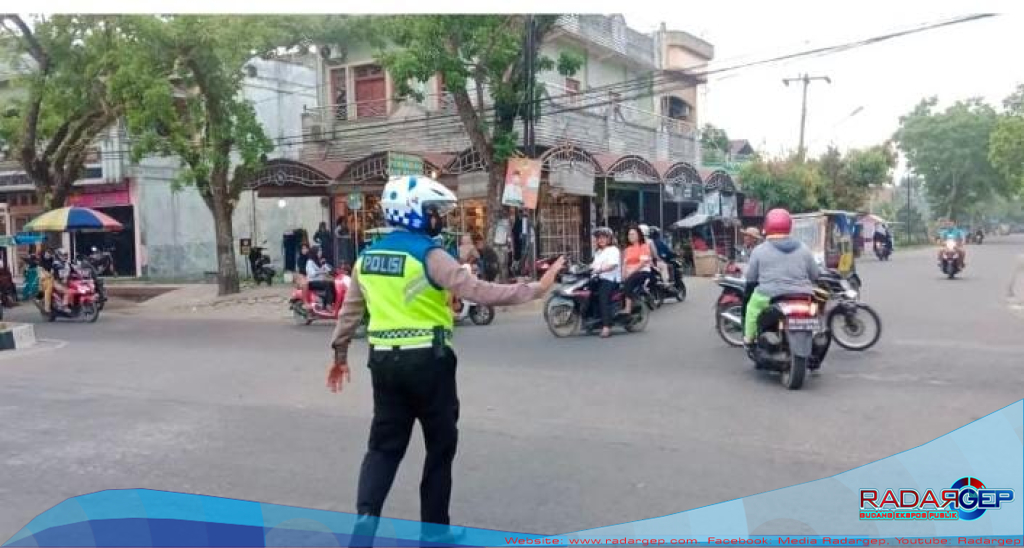 Personil Polres Langkat Turun Ke Jalan Urai Kemacetan dan Mengantisipasi Kaka Lantas