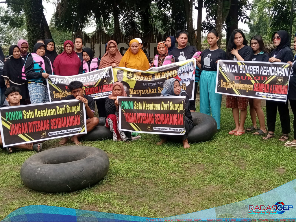 Masyarakat Sungai Deli Gelar Aksi Beranyut Pakai Ban Sepanjang 3 Km