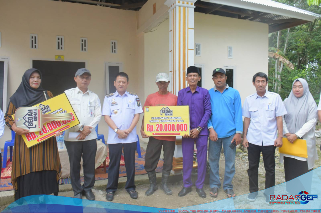 Pj Bupati Kampar Serahkan Bantuan Bedah Rumah Yang Merupakan Program Pemerintah Kabupaten Kampar