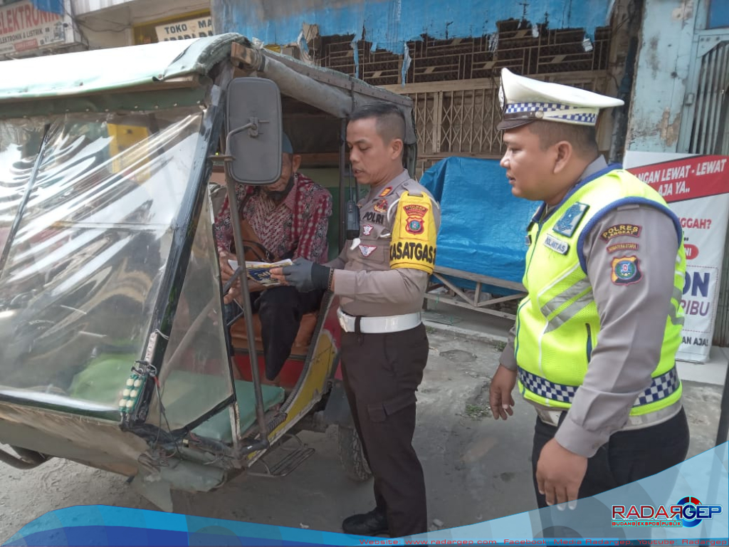 Operasi Keselamatan Toba, Satlantas Polres Langkat Bagikan Brosur Tertib Berlalu Lintas