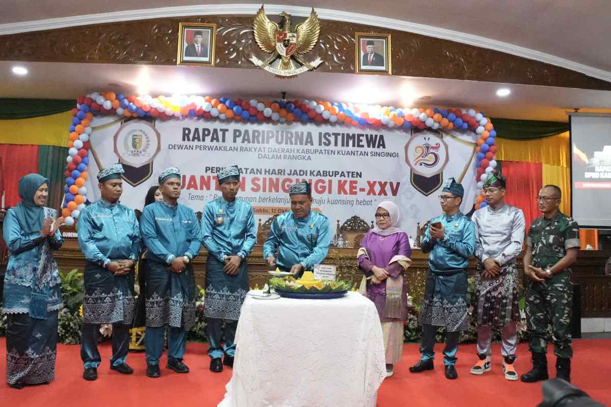 DPRD Kuansing Potong Tumpeng Pada hUT Ke-25 Kabupaten Kuantan Singingi