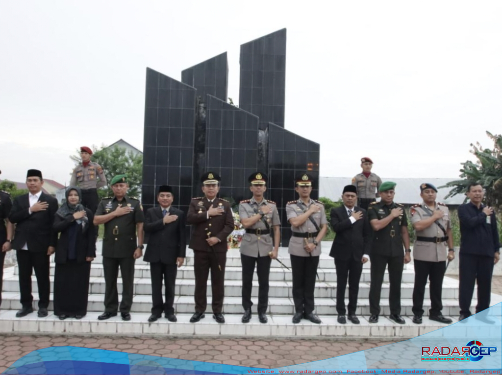 Kapolres Sergai Melaksanakan Jiarah dan Tabur Bunga di Makam Pahlawan