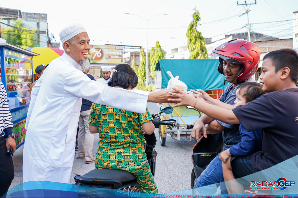 Berbagi Takjil Menjelang Berbuka Puasa Di Jalan Sukajadi, Wali Kota Dumai Ajak Sebarkan Kebahagiaan Ramadhan