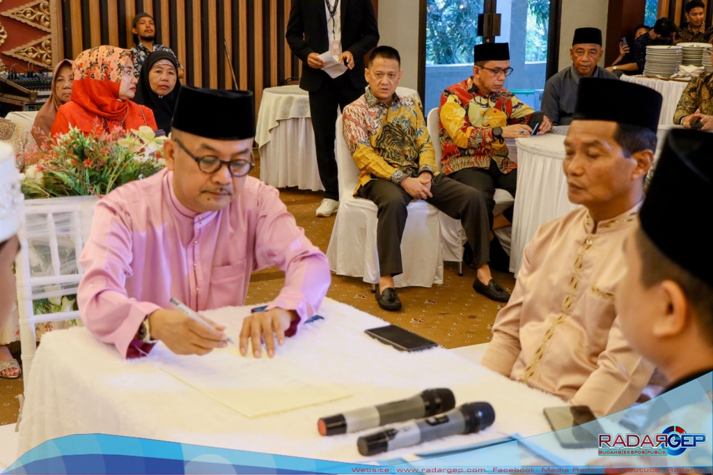 Pj Bupati Kampar Mhd Firdaus Jadi Saksi Pernikahan M. Rabbani Anugrahrosah, ST