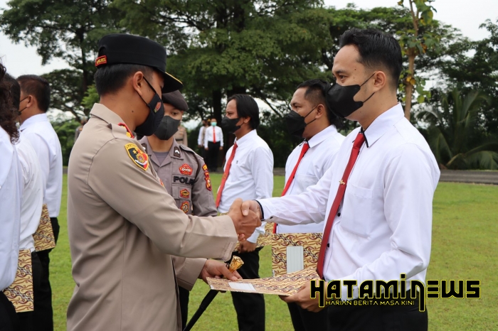 Ungkap Cepat Dua Kasus Pembunuhan, Kapolres Kuansing Berikan Reward Kepada 25 Anggota