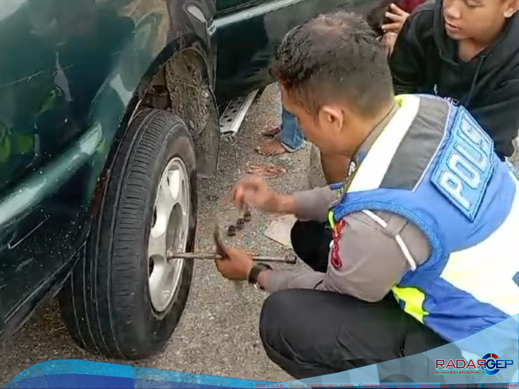 Sigap, Polantas Polsek Tualang Bantu Pemudik Alami Bocor Ban