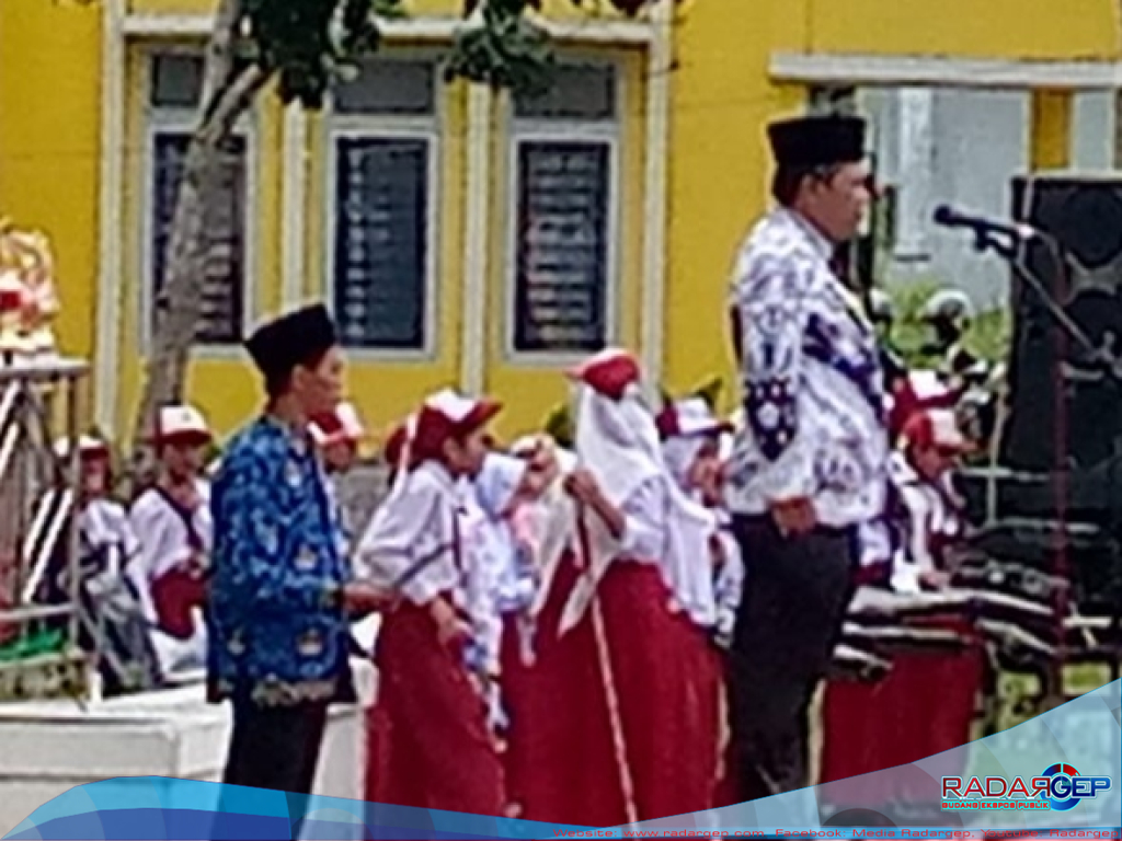 Guru Se-Rimba Melintang Gelar Upacara di Halaman Kantor Camat