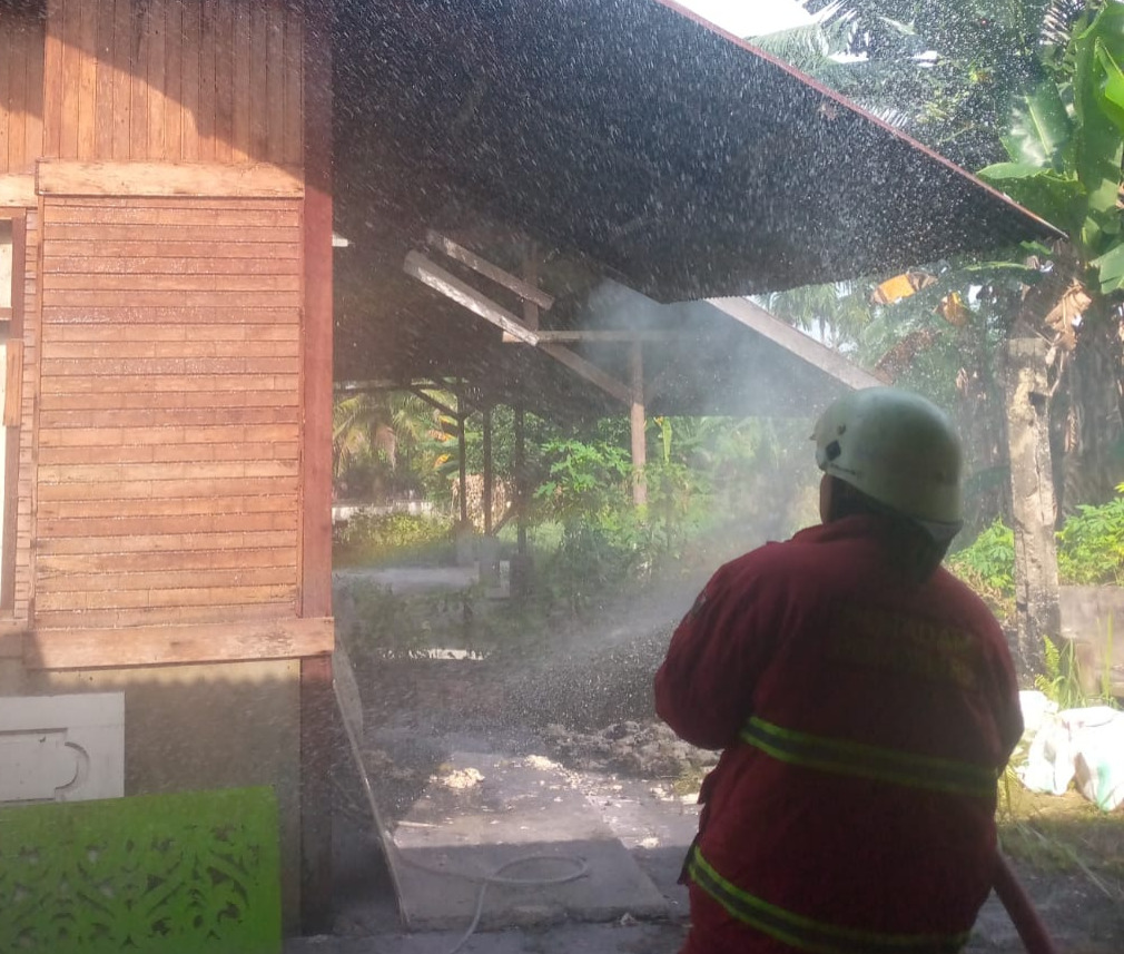 DPKP Kota Pekanbaru Padamkan Kebakaran Gudang Di Jalan Matador