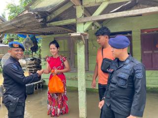 Bersama TNI, Personel Brimob Batalyon C Pelopor Bantu Warga Korban Banjir