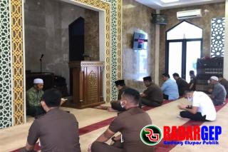 Ustadz Al Masyuri Isi Tausiyah Ba da Dzuhur di Kajati Riau