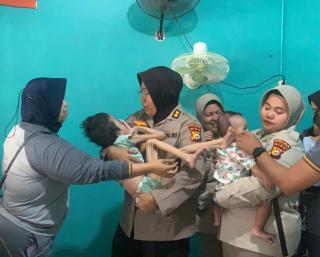 Kisah Pilu Siti Fadilla, Anak Penderita Hidrosefalus Dibuang Orang Tuanya Ini Tampak Ceria Digendong