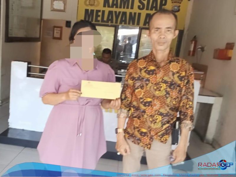 Foto: Korban bersama Pendamping Pelapor saat ke Polsek Bukit Raya. 