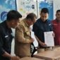 Foto: Kepala Diskominfo Kampar, Lukmansyah Badoe, S.Sos, M.Si saat Menandatangani MoU dengan Pihak Bank Mandiri sesaat sebelum Pendatanganan SPKS dengan pihak Media, Selasa (12/05/2026) di Aula Radio Swara Kampar 103.8 FM, Diskominfo Kampar.