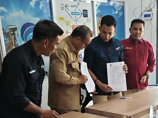 Foto: Kepala Diskominfo Kampar, Lukmansyah Badoe, S.Sos, M.Si saat Menandatangani MoU dengan Pihak Bank Mandiri sesaat sebelum Pendatanganan SPKS dengan pihak Media, Selasa (12/05/2026) di Aula Radio Swara Kampar 103.8 FM, Diskominfo Kampar.