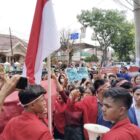 Foto: Puluhan mahasiswa asal Nusa Tenggara Timur (NTT) yang menempuh pendidikan di Universitas Bunda Thamrin menggelar aksi damai di depan kampus pada Kamis (7/5/2026)