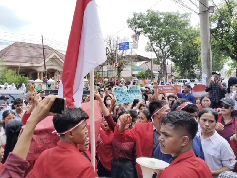Foto: Puluhan mahasiswa asal Nusa Tenggara Timur (NTT) yang menempuh pendidikan di Universitas Bunda Thamrin menggelar aksi damai di depan kampus pada Kamis (7/5/2026)