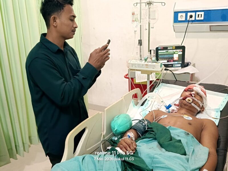 Foto: Triman Zai (19) terbaring lemah di ruang ICU RSUD Arifin Achmad Pekanbaru setelah menjadi korban tabrak lari.