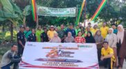 Warga bersama Kapolsek Rumbai dan TNI melakukan kerja bakti Green Policing di Perumahan Bumi Rumbai Permai.