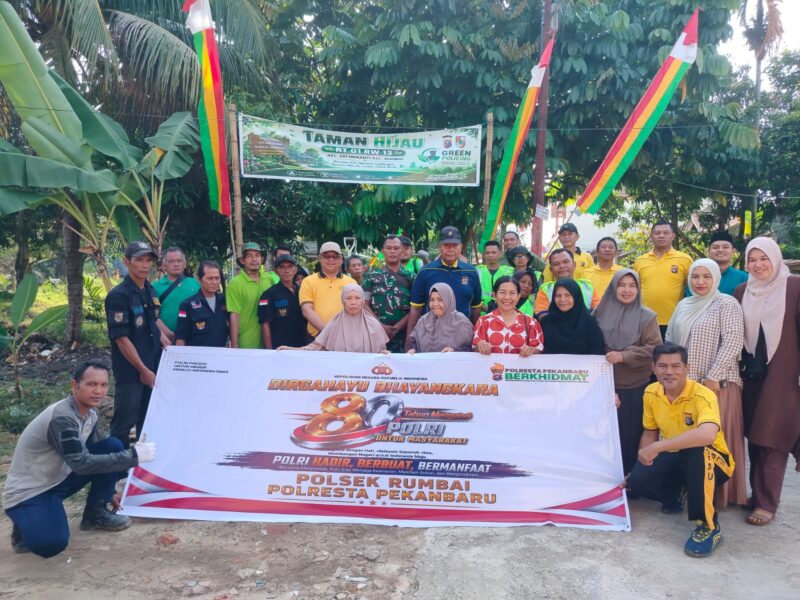 Foto: RT 01/RW 13, Perumahan Bumi Rumbai Permai, Pekanbaru Bersama TNI/POLRI.