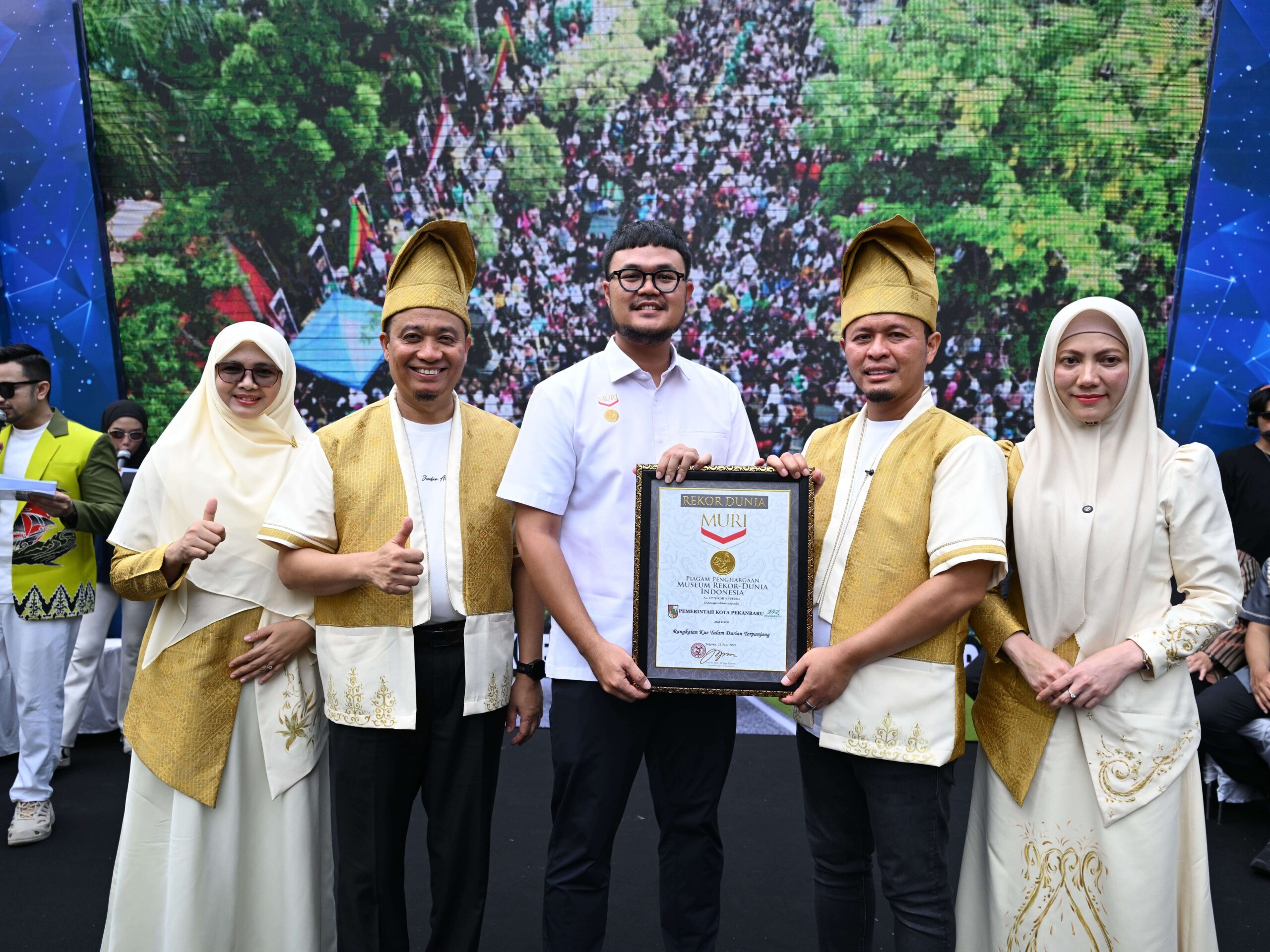 Warga antusias memadati area perayaan HUT ke-242 Pekanbaru saat berlangsungnya Festival Kue Talam Ketan Durian