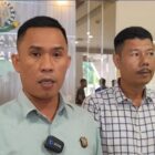 Kepala Seksi Penerangan Hukum (Kasipenkum) dan Humas Kejati Riau, Zikrullah, saat memberikan keterangan pers terkait perkembangan penyidikan dan penetapan sembilan tersangka baru dalam perkara dugaan korupsi pengelolaan dana Participating Interest (PI) 10 persen PT SPRH di Kantor Kejati Riau, Kamis (6/8).