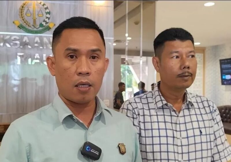 Kepala Seksi Penerangan Hukum (Kasipenkum) dan Humas Kejati Riau, Zikrullah, saat memberikan keterangan pers terkait perkembangan penyidikan dan penetapan sembilan tersangka baru dalam perkara dugaan korupsi pengelolaan dana Participating Interest (PI) 10 persen PT SPRH di Kantor Kejati Riau, Kamis (6/8).
