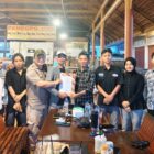 Ketua DPD GWI Riau Bomen didampingi Sekretaris Relas menyerahkan SK kepengurusan DPC GWI Kota Pekanbaru kepada Ketua DPC GWI Kota Pekanbaru Kend Zai, Kamis (20/8/2026). (Foto : GWI Riau/RGC)