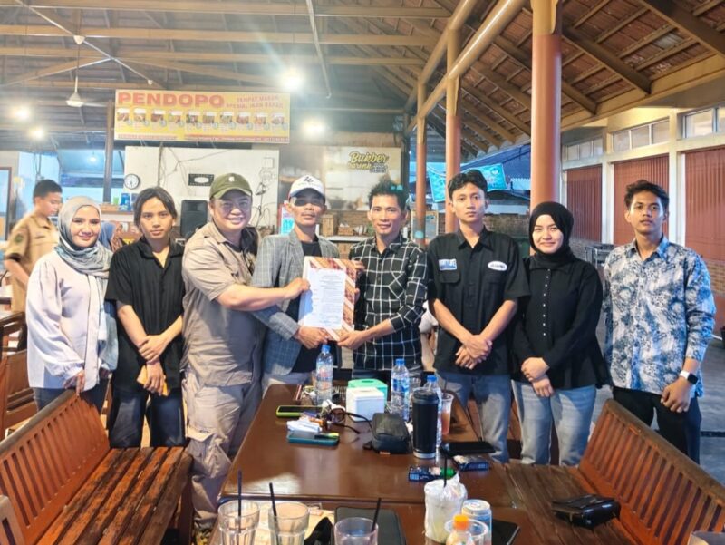 Ketua DPD GWI Riau Bomen didampingi Sekretaris Relas menyerahkan SK kepengurusan DPC GWI Kota Pekanbaru kepada Ketua DPC GWI Kota Pekanbaru Kend Zai, Kamis (20/8/2026). (Foto : GWI Riau/RGC)