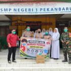 Foto: Aksi PT Arara Abadi Unit APP Group saat menyalurkan puluhan ribu masker kepada siswa SD/SMP di Pekanbaru, Selasa (15/9/2026).