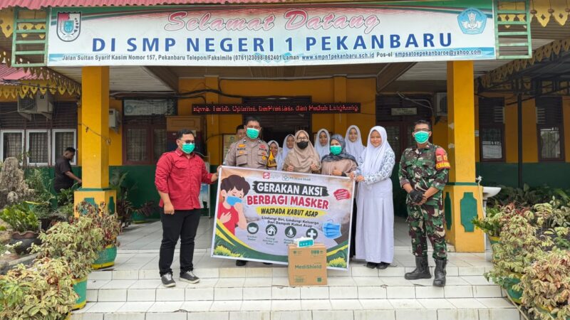 Foto: Aksi PT Arara Abadi Unit APP Group saat menyalurkan puluhan ribu masker kepada siswa SD/SMP di Pekanbaru, Selasa (15/9/2026).