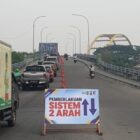 Foto: Papan Informasi pemberlakuan Sistem 2 Arah di jalan Yos Sudarso sebelum jembatan Leighton III Kota Pekanbaru, Kamis (17/09/2026/MT Group)