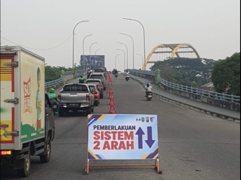 Foto: Papan Informasi pemberlakuan Sistem 2 Arah di jalan Yos Sudarso sebelum jembatan Leighton III Kota Pekanbaru, Kamis (17/09/2026/MT Group)