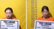Dua tersangka wanita anggota komplotan pemerasan dengan modus jebakan aplikasi kencan MiChat saat diamankan di Mapolsek Sukajadi, Pekanbaru. Mereka diduga berperan sebagai umpan untuk memancing korban ke hotel sebelum diperas oleh rekan prianya. (Foto: Humas Polresta Pekanbaru)