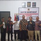 Tim Penelaah Teknis Kebijakan Kesbangpol Provinsi Riau bersama jajaran pengurus DPD Gabungan Wartawan Indonesia (GWI) Provinsi Riau berfoto bersama usai peninjauan kelayakan Kantor Sekretariat DPD GWI Riau di Jalan Kartika Sari, Pekanbaru. (Foto: Dok. DPD GWI Riau)