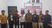Delegasi Kesbangpol Provinsi Riau dan pengurus DPD GWI Riau mengabadikan momen dengan foto bersama sebagai simbol sinergi dan kolaborasi setelah kegiatan di Kantor Sekretariat GWI Riau.