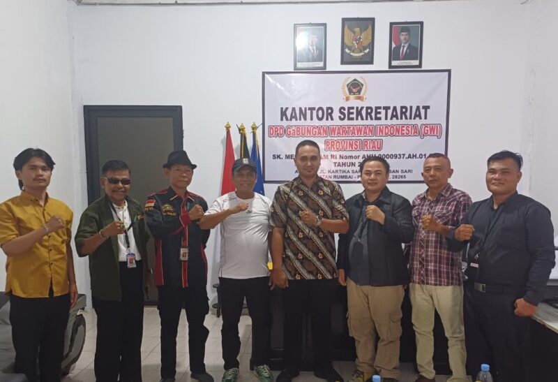 Tim Penelaah Teknis Kebijakan Kesbangpol Provinsi Riau bersama jajaran pengurus DPD Gabungan Wartawan Indonesia (GWI) Provinsi Riau berfoto bersama usai peninjauan kelayakan Kantor Sekretariat DPD GWI Riau di Jalan Kartika Sari, Pekanbaru. (Foto: Dok. DPD GWI Riau)