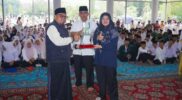 Bupati Siak Afni Zulkifli menyerahkan piala kejuaraan Hari Santri Nasional 2026 di Balairung Datuk Empat Suku.