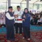 Bupati Siak, Afni Zulkifli, menyerahkan piala kepada perwakilan pemenang dalam rangkaian penutupan Hari Santri Nasional (HSN) Kabupaten Siak 2026 di Balairung Datuk Empat Suku, Kompleks Rumah Rakyat, Sabtu (24/10/2026)